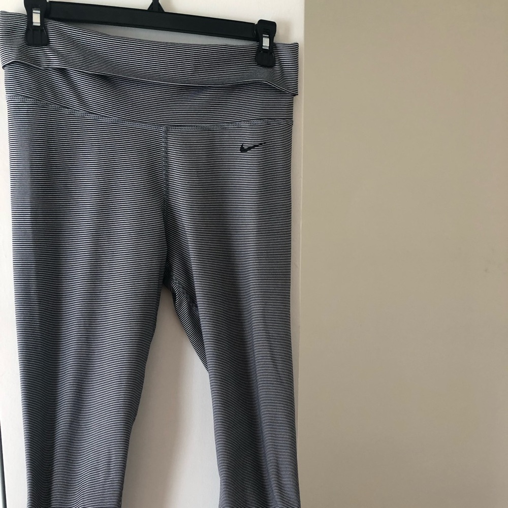 Nike - Cropped leggings (Black & White)